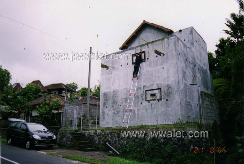 Pemasangan bingkai hama di luar gedung Pemasangan bingkai hama di luar gedung