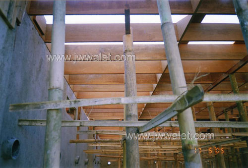 Pemasangan kayu sirip di gedung yang baru Pemasangan kayu sirip di gedung yang baru
