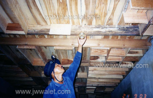 Pemasangan thermohigro di dalam gedung oleh tenaga profesional Pemasangan thermohigro di dalam gedung oleh tenaga profesional