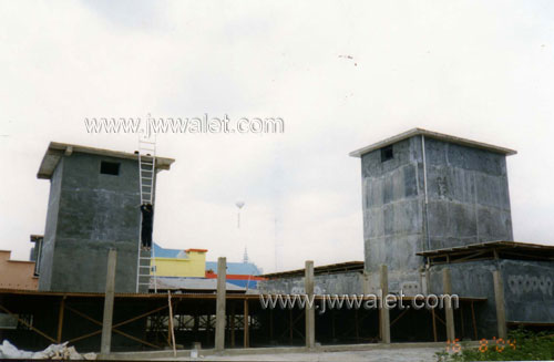Rumah burung dengan 2 menara Rumah burung dengan 2 menara